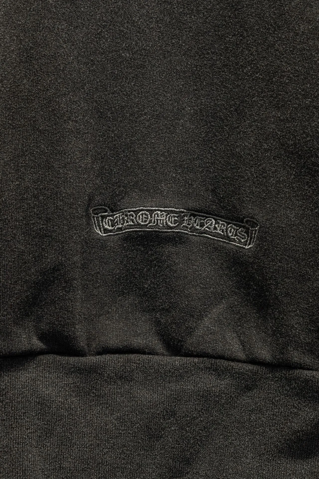 P270 🆕Chrome Hearts Home 420 grams, different from the market, texture is unexplainable, os version is really charming, Chrome Home is really unique, each season’s new product styles are to the extreme, very wearable, can be worn casually, nice✔️ - ⚠️100% cotton, made of custom-dyed terry cotton sweatshirt surface, 420g double-ply yarn, comfortable to the touch Made from imported knitting needle carded cotton, the thickness is moderate, drapey and contoured, making the upper body comfortable! ! It is very tolerant to fat body types and can instantly lose five pounds after wearing it!  Front panel #Back panel hardware elements# The English letters are arranged artistically. Imported Tajima high-density heavy-duty embroidery technology. The fonts are three-dimensional and full. The body is treated with washed and distressed elements, which greatly increases the interest of the clothing; unique visual effects.  Hem Loose closing Double-layer fabric Good closing effect Exquisite hemming Color: Washed black Size: S-M-L-XL
